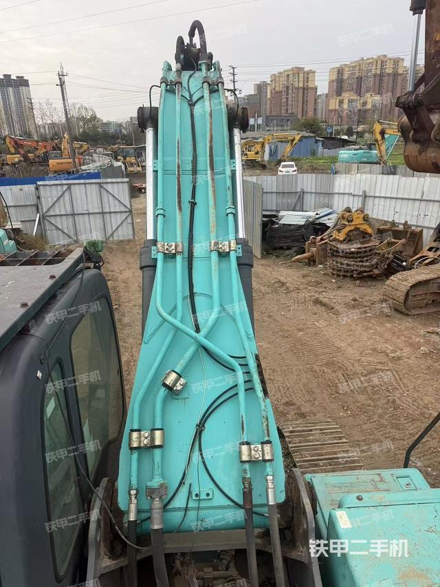 驾驶室顶部（整机外观）