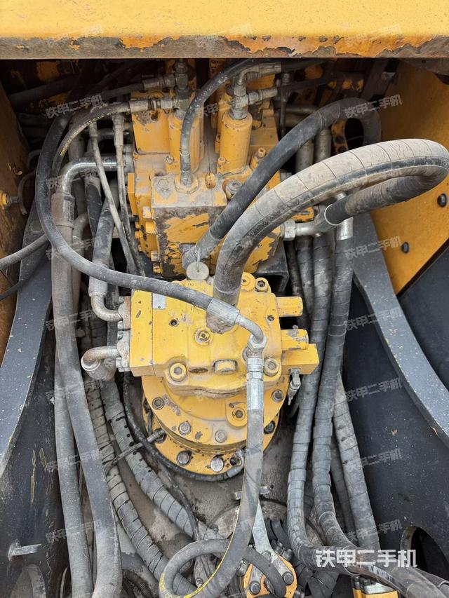 回轉(zhuǎn)馬達(dá)和主控閥（整機(jī)外觀）