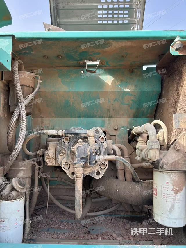 液压泵舱室正面整体（整机外观）