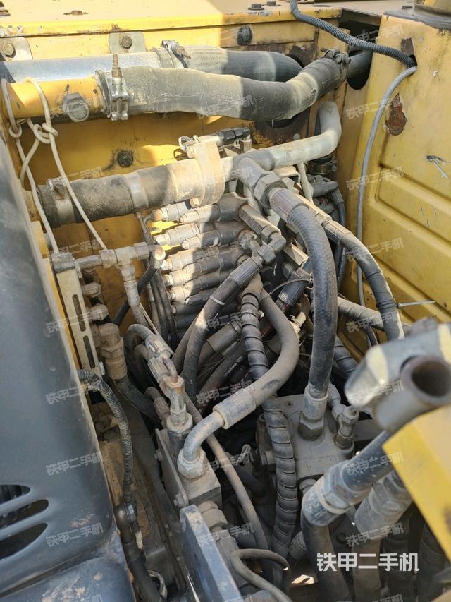 回转马达和主控阀（整机外观）