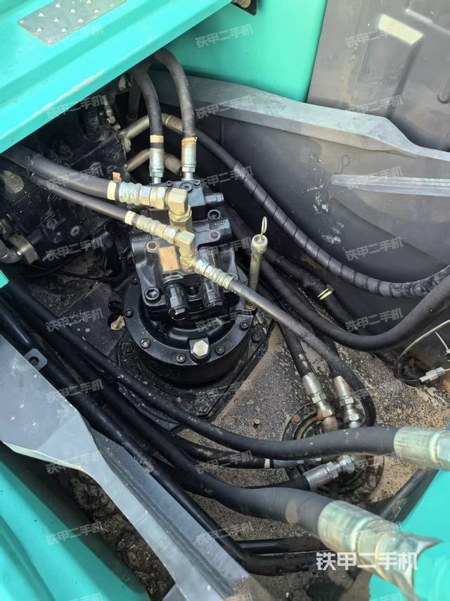 液压泵舱室正面整体（整机外观）