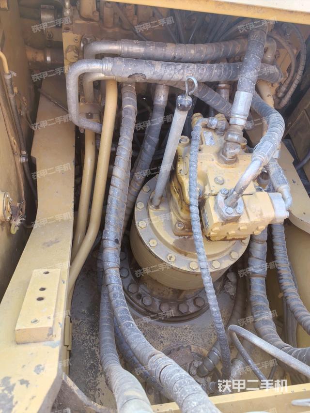 回转马达和主控阀（整机外观）