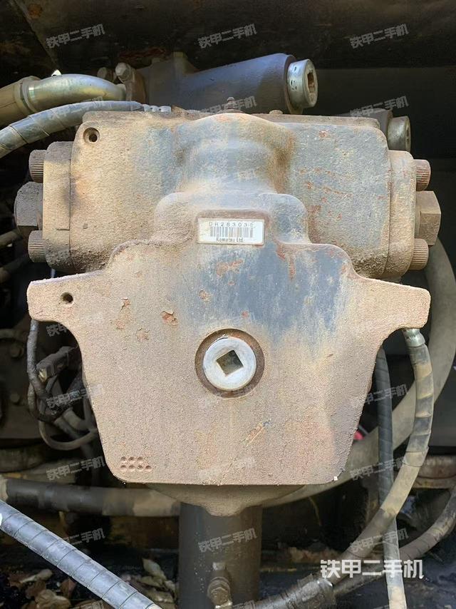 液壓泵艙室正面整體（整機外觀）