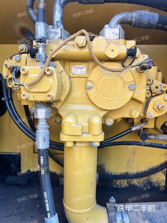 液压泵舱室正面整体（整机外观）