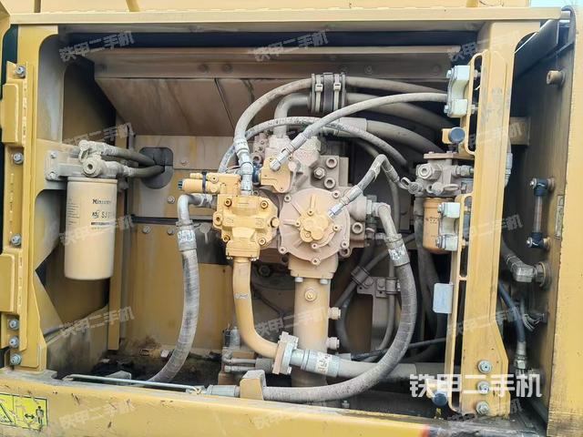 液壓泵艙室正面整體（整機外觀）