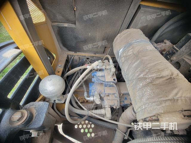 液壓泵艙室正面整體（整機外觀）