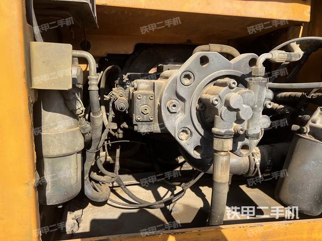 液压泵舱室正面整体（整机外观）