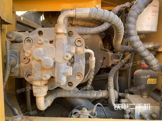 液压泵舱室正面整体（整机外观）