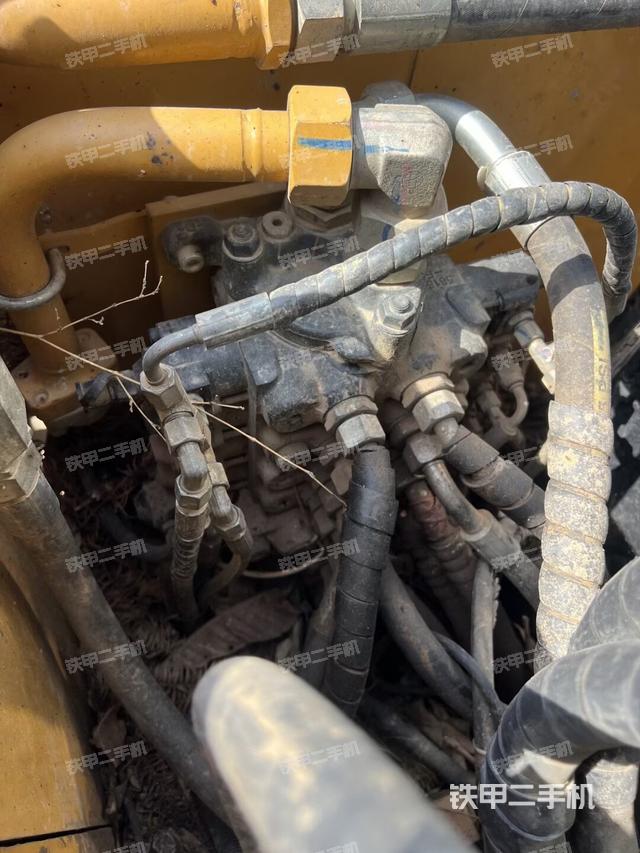 回转马达和主控阀（整机外观）