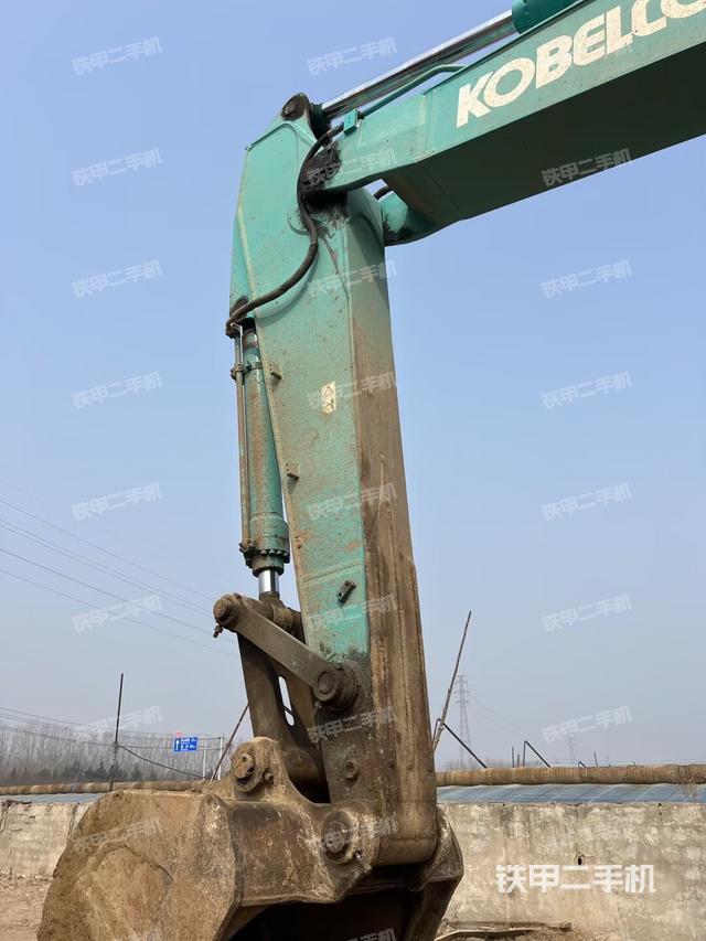 驾驶室顶部（整机外观）