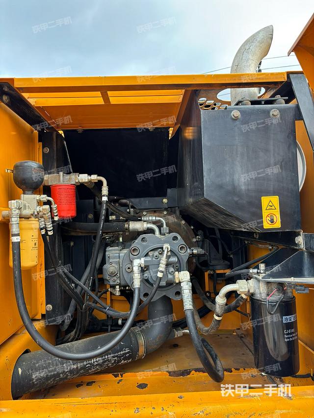 液壓泵艙室正面整體（整機(jī)外觀）