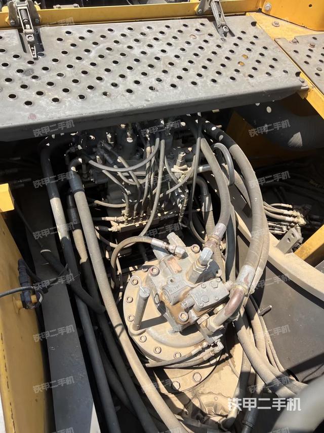 回转马达和主控阀（整机外观）