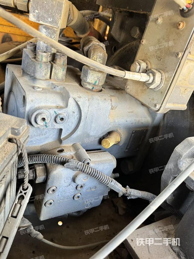 液壓泵艙室正面整體（整機外觀）