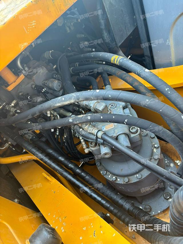 回轉(zhuǎn)馬達(dá)和主控閥（整機(jī)外觀）