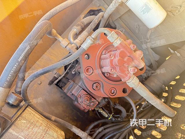 液压泵舱室正面整体（整机外观）