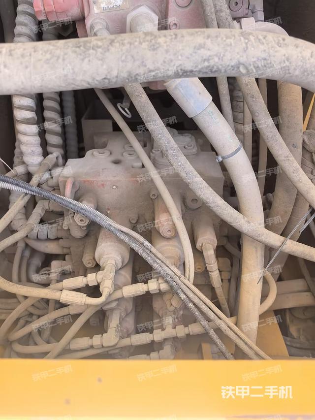 回转马达和主控阀（整机外观）