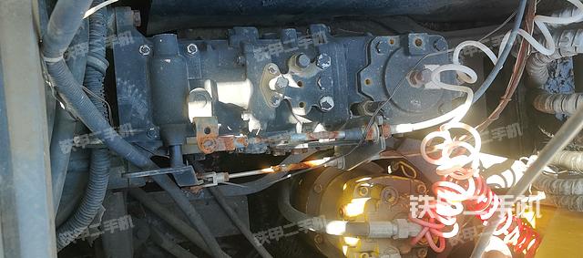 回轉(zhuǎn)馬達(dá)和主控閥（整機(jī)外觀）