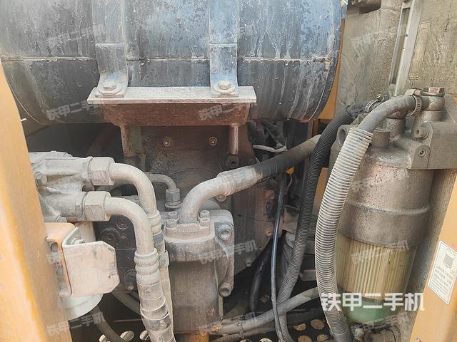 回转马达和主控阀（整机外观）