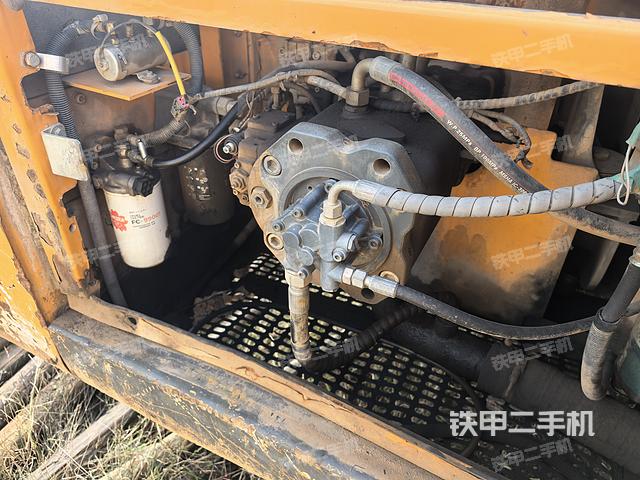 液压泵舱室正面整体（整机外观）