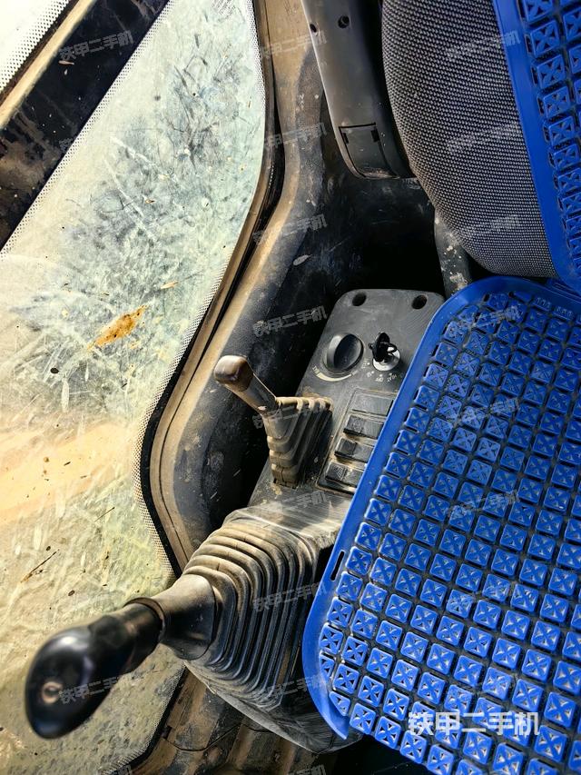 座椅右侧控制台/钥匙门/油门/含右手柄（驾驶室部分）