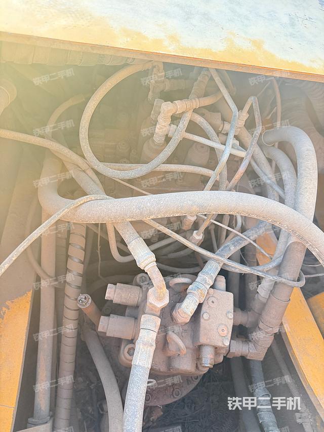 回转马达和主控阀（整机外观）