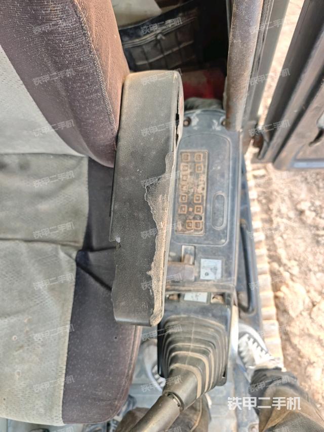 座椅左侧控制台/音响/含左手柄（驾驶室部分）