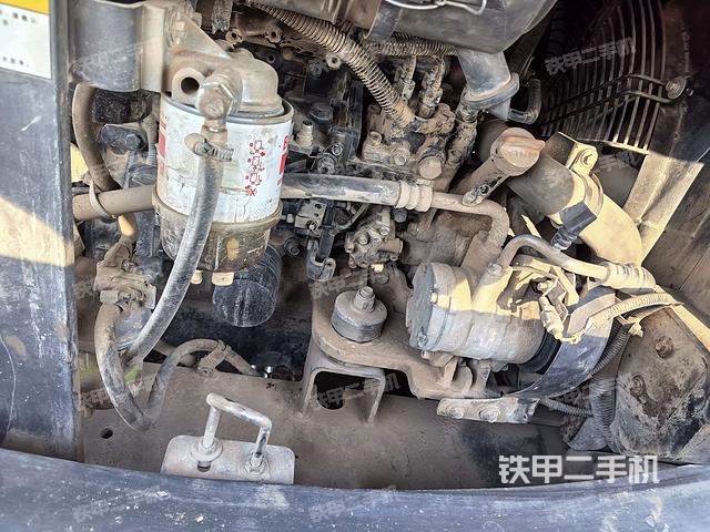 液压泵舱室正面整体（整机外观）