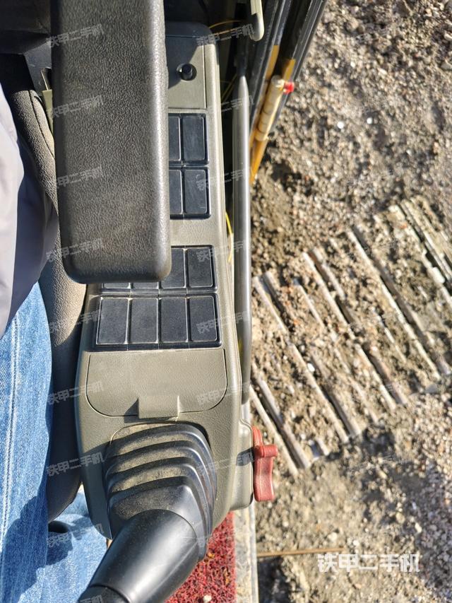 座椅左側(cè)控制臺/音響/含左手柄（駕駛室部分）