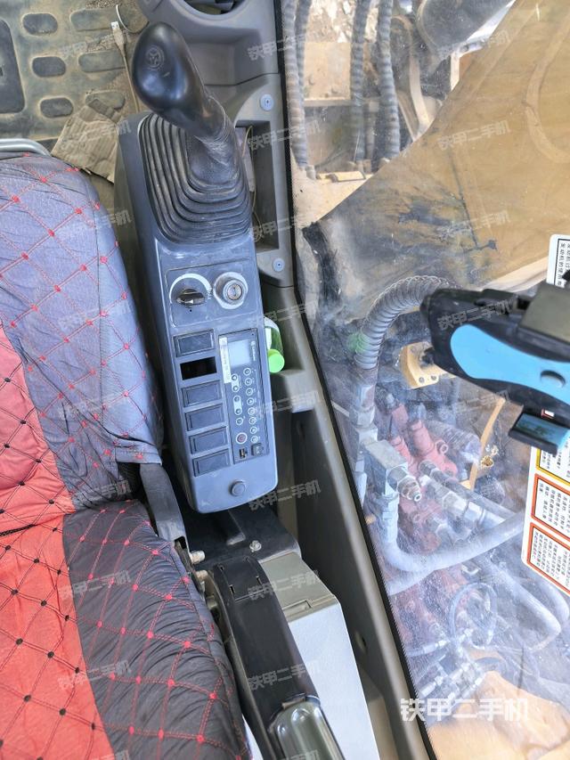 行走控制手柄和踏板?俯拍（駕駛室部分）
