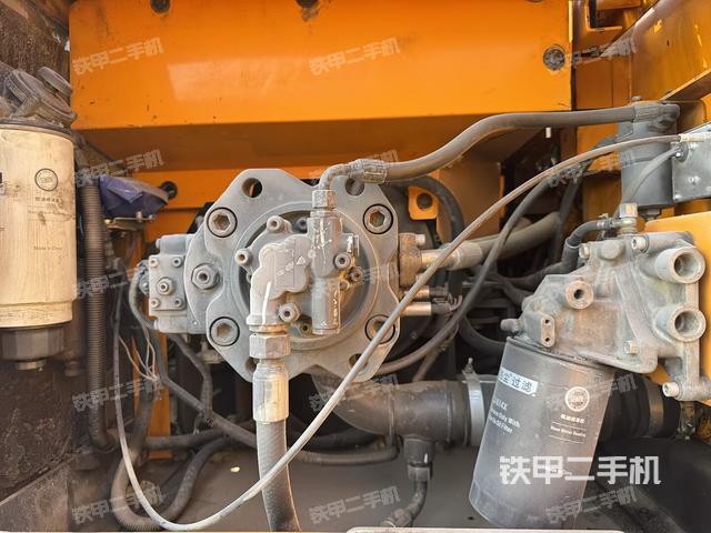 液压泵舱室正面整体（整机外观）