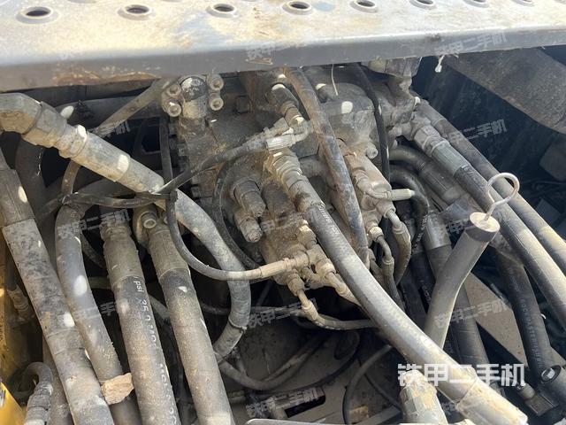 回转马达和主控阀（整机外观）