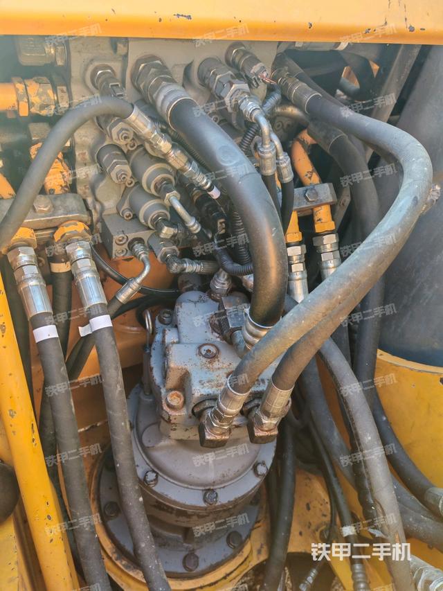 回转马达和主控阀（整机外观）