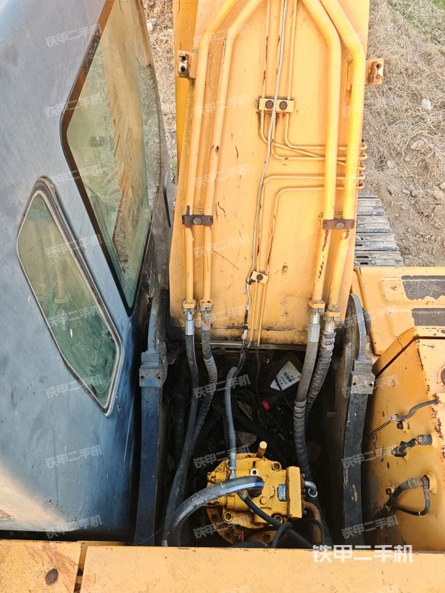 大臂油缸整体 竖拍（工作和回转装置）