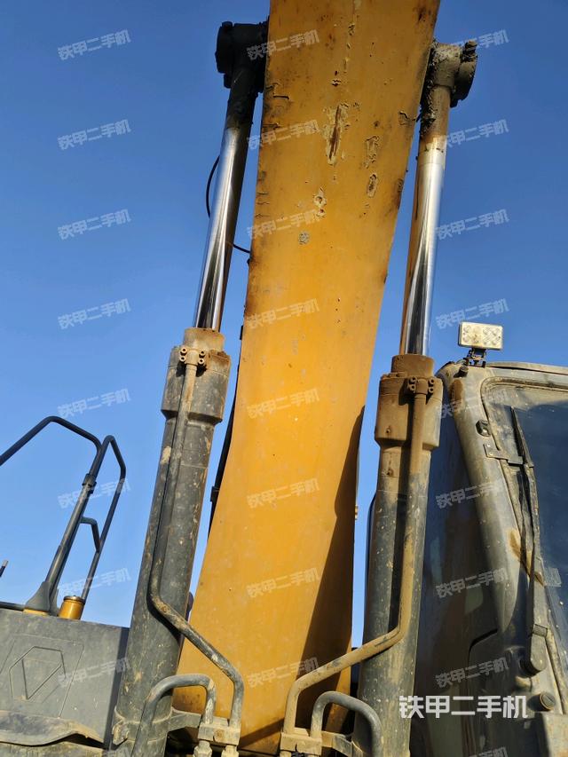 大臂油缸整体 竖拍（工作和回转装置）