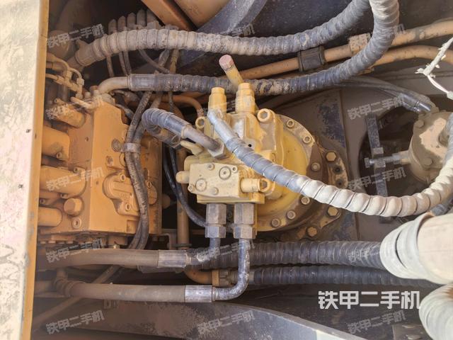 回轉(zhuǎn)馬達(dá)和主控閥（整機(jī)外觀）