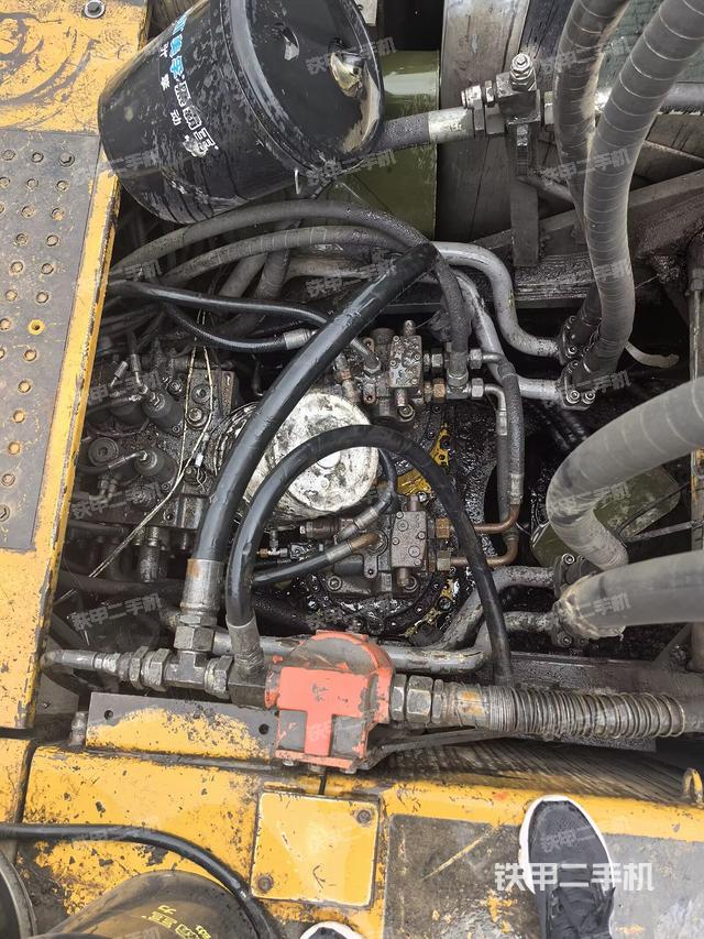 回转马达和主控阀（整机外观）