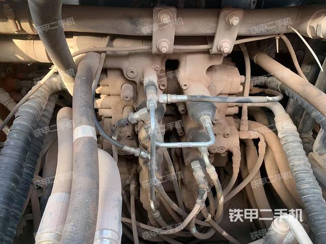 回轉(zhuǎn)馬達(dá)和主控閥（整機(jī)外觀）