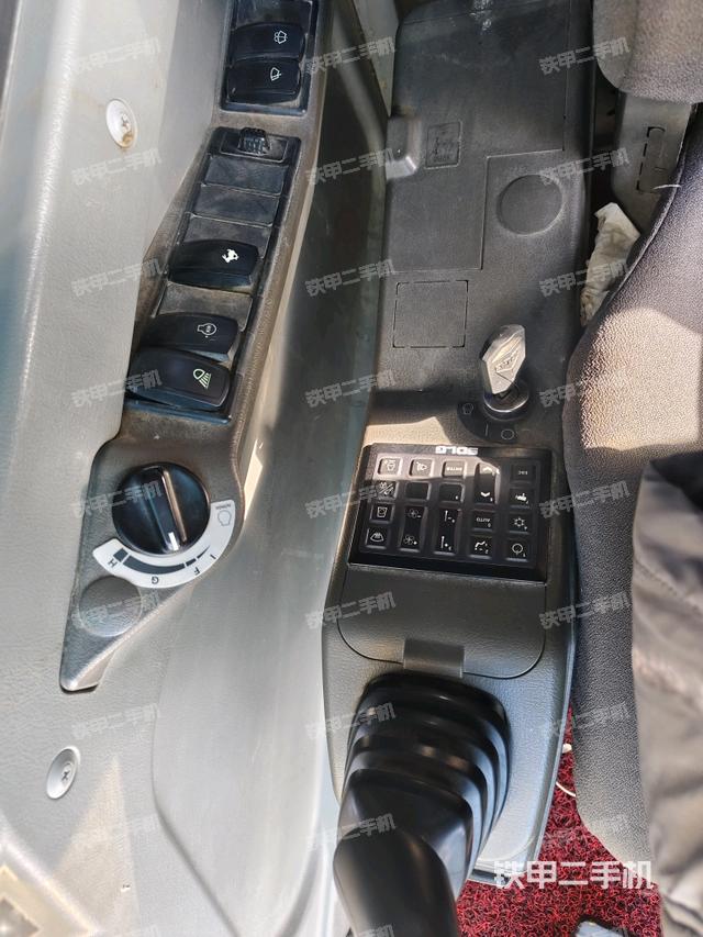 座椅右側(cè)控制臺/鑰匙門/油門/含右手柄（駕駛室部分）