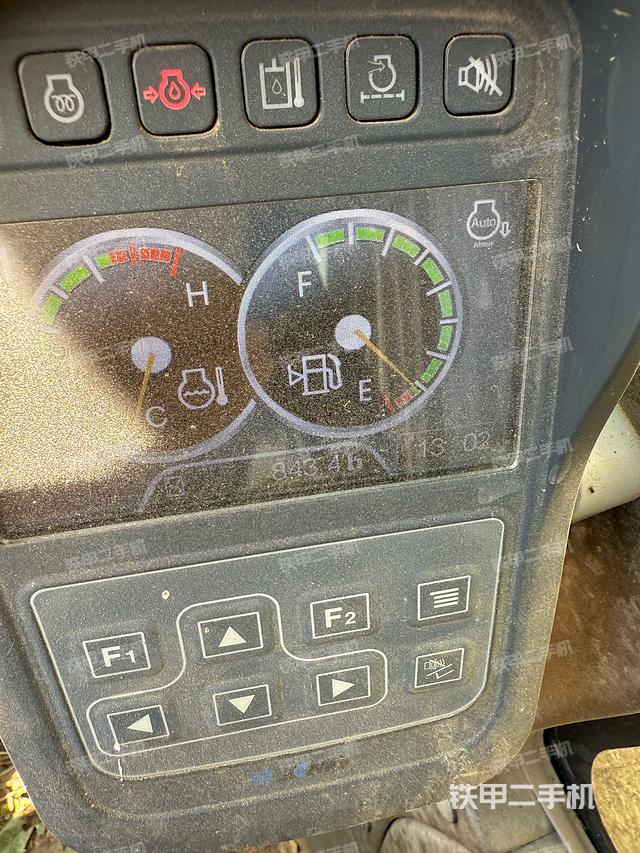 液压泵舱室正面整体（整机外观）