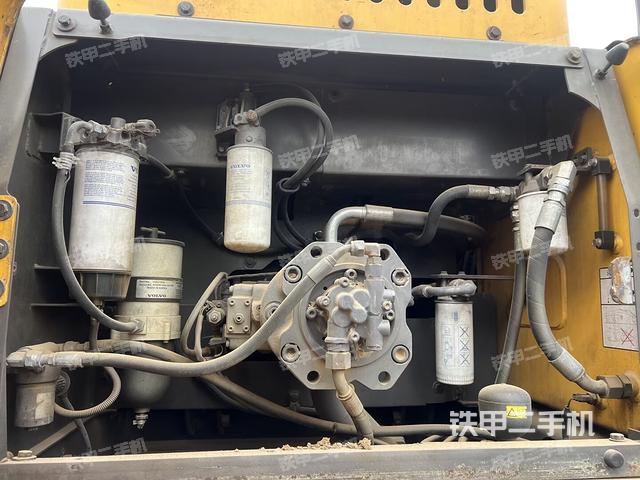 液压泵舱室正面整体（整机外观）