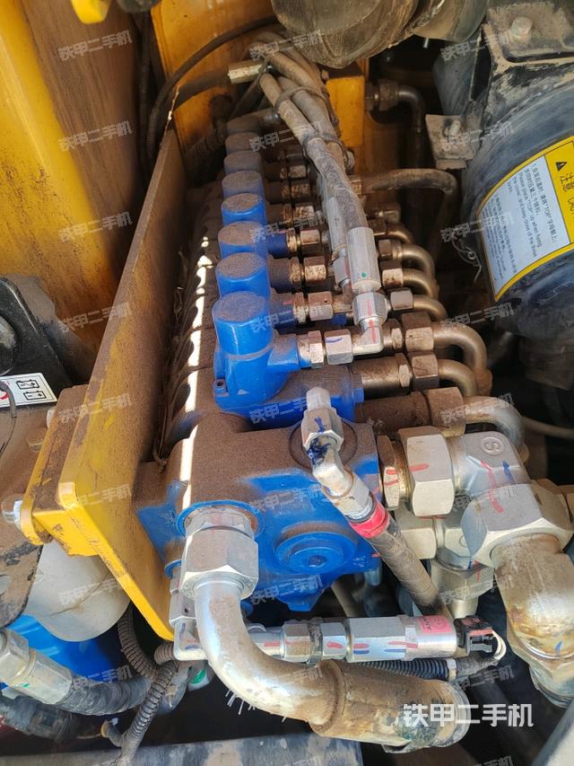 回轉(zhuǎn)馬達(dá)和主控閥（整機(jī)外觀）