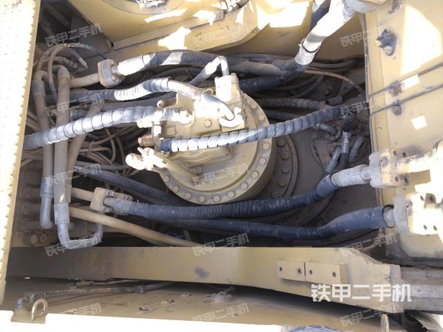 回轉(zhuǎn)馬達(dá)和主控閥（整機(jī)外觀）