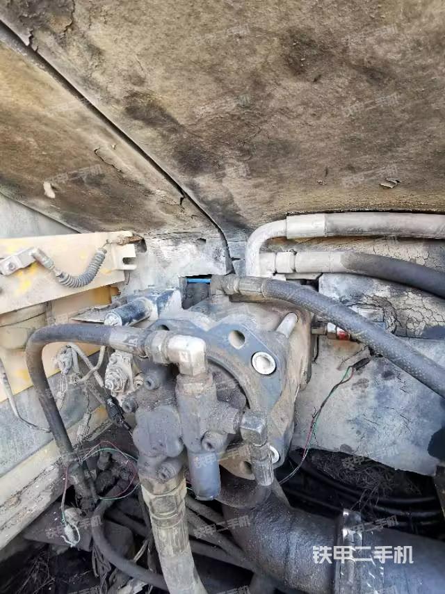 液壓泵艙室正面整體（整機外觀）