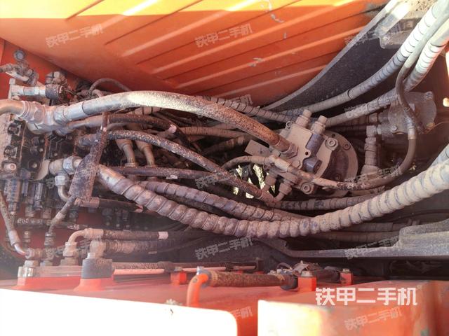 回轉(zhuǎn)馬達(dá)和主控閥（整機(jī)外觀）