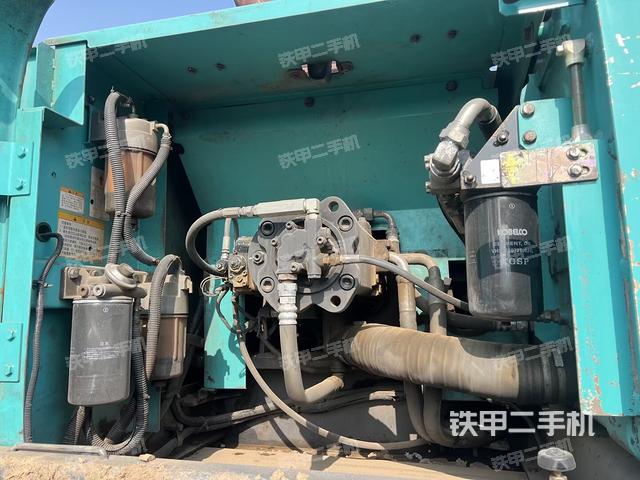 液压泵舱室正面整体（整机外观）