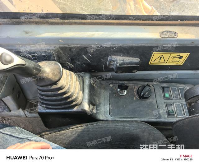 座椅右側(cè)控制臺/鑰匙門/油門/含右手柄（駕駛室部分）