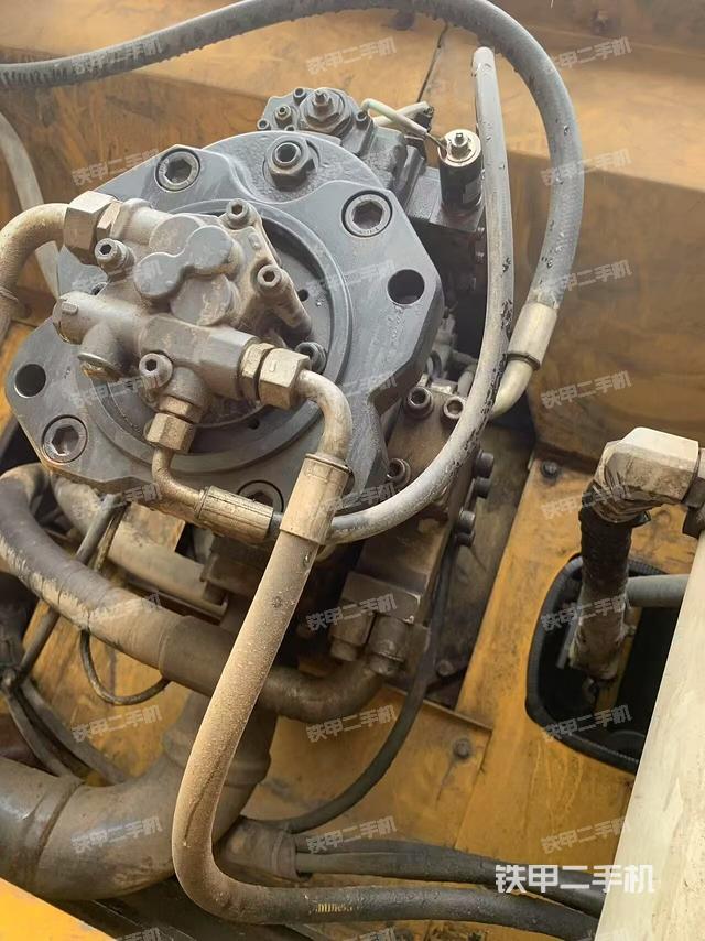 液壓泵艙室正面整體（整機外觀）