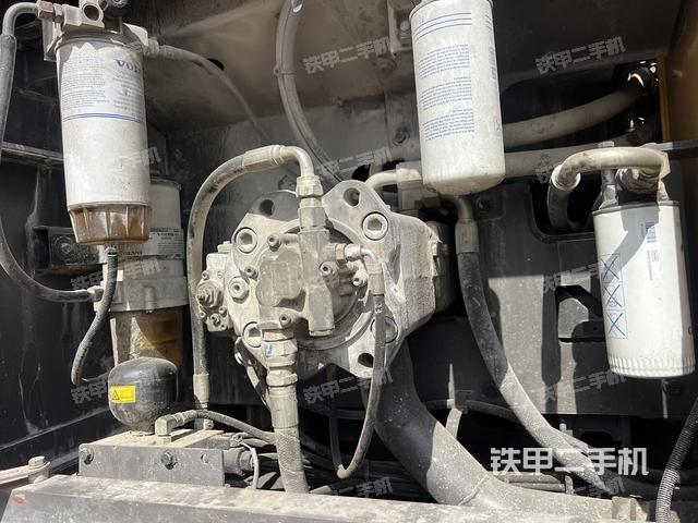 液压泵舱室正面整体（整机外观）