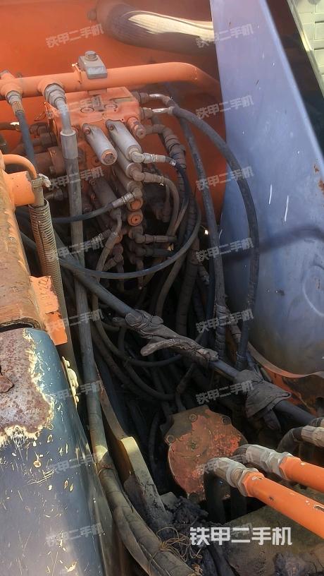 回转马达和主控阀（整机外观）