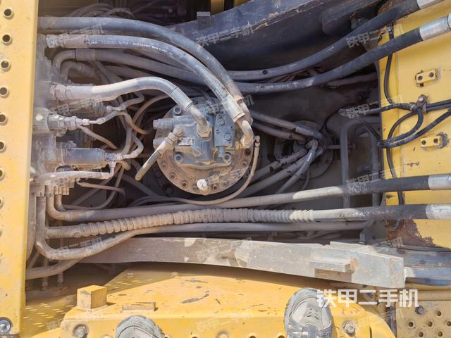 回转马达和主控阀（整机外观）